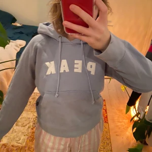 Blå Peak hoodie - Blå peak hoodie, nyskick