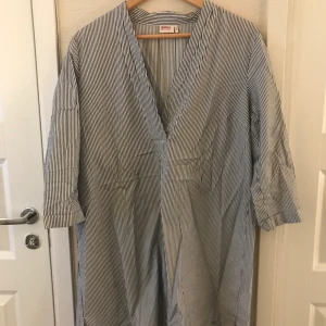 Skjortklänning - Fin klänning med trekvarts ärm 