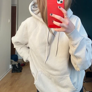 Oversize hoodie beige - En beige oversize hoodie i storlek XS men passar även en M och är ifrån H&M, använd ett fåtal gånger så  väldigt bra skick. 