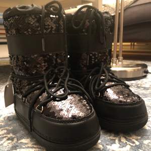 Helt nya, unika och slutsålda svarta boots med paljetter från Ella Cruz. Storlek 36/37 (skulle tro att de även passar någon med strl 38) och nypris ca 800 kr.                    BUDA!✨💓 