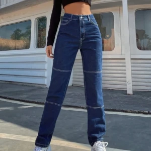 snygga jeans! - säljer dessa as snygga hela oanvända jeans! säljer de då de var lite stora för mig😣 jag är 165cm lång ungefär och de går till fötterna på mig!💓💓