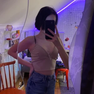 Crop top - Säljer denna för ingen användning, ny skick, jätte bekväm och fin baby rosa färg. 