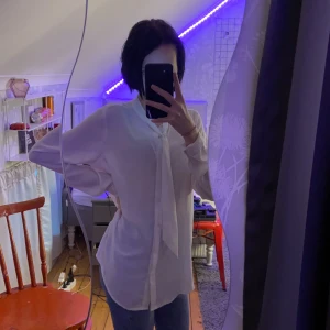 Skjorta  - Säljer denna fina skjortan pga ingen användning, fint skick jätte skön att ha på sig, rekomenderar att ha ett vit linne eller t-shirt under för skjortan är ganska igenomskinligt. 