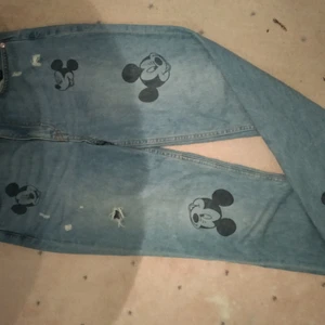 Jeans - Har köpt dom för typ ett år sen använder inte den,de är därför jag vill sälja dom,inga slitningar eller hål den är i ett bra stick.den är i storlek 38 men den är mer som 36