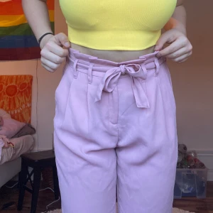 Rosa kostymbyxor  - Ett par skit fina rosa kostymbyxor med ett sött band till, kommer tyvärr inte till användning💖 dem användes väl för ca 2 år sen, sedan dess har dem bara legat och samlat damm🥲 färgen syns bästa på sista bilden💕 du betalar frakt📦