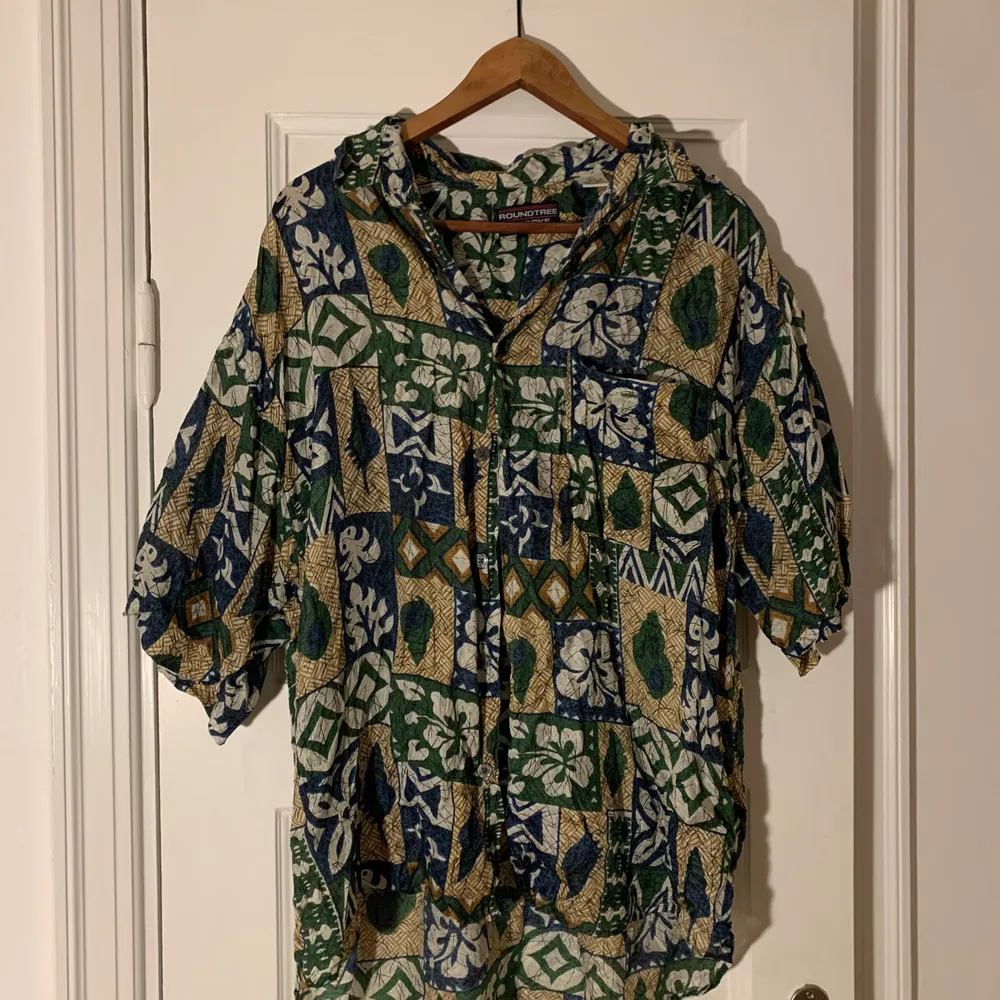 Vintage Hawaii-skjorta ish i silke. Jätteskönt å tunn. Storlek L . Skjortor.