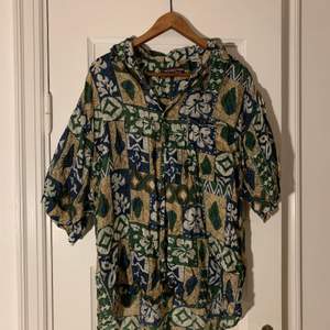 Vintage Hawaii-skjorta ish i silke. Jätteskönt å tunn. Storlek L 