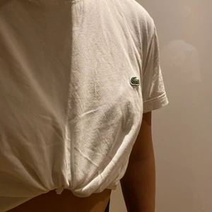 LACOSTE TSHIRT I SMALL - superfin vit T-shirt från Lacoste🤩🌸 storlek beroende på passform.                                                                            Modell: 162cm (använder vanligtvis S) 