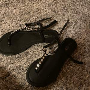 Svarta sandaler med pärlor. Säljes för 20kr, frakt tillkommer. ✨💕🥰