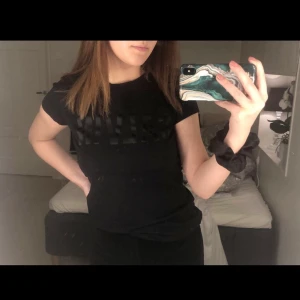 Calvin Klein t-shirt  - Jätte fin Calvin Klein t-shirt som är svart och sen står det ”CALVIN” på den. Bra kvalite och sitter jätte fint. De ä storlek XS på den men vanligtvis är jag en S. Säljer den för 100kr då jag inte vet hur mkt jag köpte den för och det är en gammal modell