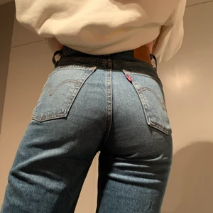 Levis jeans - Säljer dessa Levis ribcage straight ankle jeans🌸 Det är storlek 25x27. Säljer för 290+ frakt 🚚 