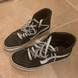 Vans SK8 Hi sneakers - Säljer mina svarta Vans sneakers, flitigt använda men fortfarande i bra skick. Storlek 37, nypris 900 kr säljer för 150 kr inklusive frakt ⭐️