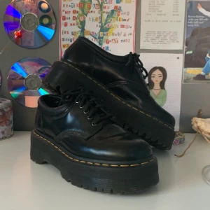 Dr martens  - Säljer min älskade Dr Martens 8053 Platform Stövlar I storlek 38 då det tyvärr är för stora för mig, knappt använda original pris runt 2000kr och nästan helt slutsålda överallt