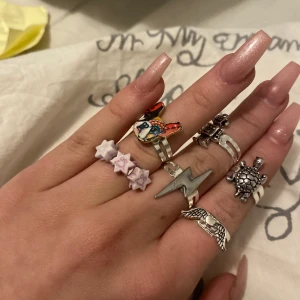 Egengjorda ringar - Som ni ser gör jag egengjorda ringar, 40-60kr st beroende på vilken! Kontakta dem för att köpa en