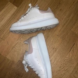 Alexander mqueen 35.5  - Köpte dessa inne på nk förra våren för 4900. Inget kvitto dessvärre men som helt nya nästan.                      Säljes för((((((( 2500!!!!!!!))))