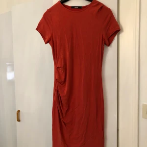 Klänning  - Fin klänning i strl s får bikbok, lite ljusare i verkligheten 