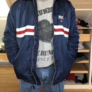 Vintage everlast jacka - Vintage everlast jacka med avtagbar luva. Köparen står för frakt☺️