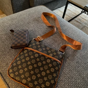 Väska och plånbok  - Ny fin väska. Plånboken är använd men fin!!