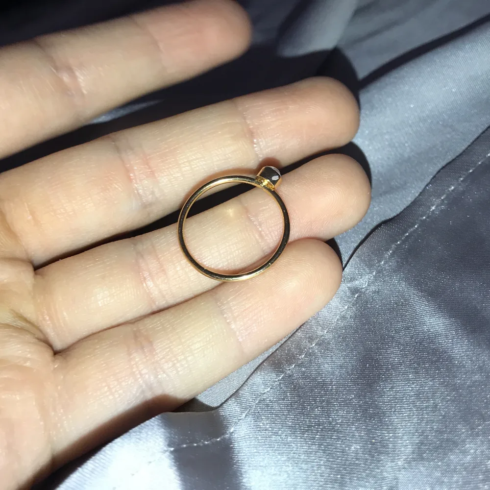 Denna Gulliga ring är köpt på Gina tricot! Den är guldig och har en liten diamant 💎 💍 . Accessoarer.