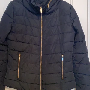 Jacka - En väldigt bra jacka för vår,höst och vinter! I väldigt bra skick! Storlek XS men skulle passa en som har S oxå! Säljer för 150 kr,köparen står för frakt