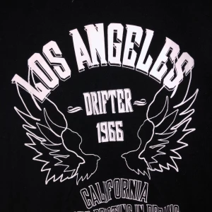 T-shirt från Gina tricot - En mycket snygg T-shirt som tyvärr inte kommer till användning längre. Den är använd ett fåtal gånger men skicket är nästan som ny. Det är en storlek m men passar lika bra som en S. Köparen står för frakt! 