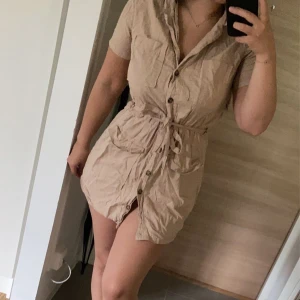 Linneklänning - Klänning från H&M i storlek 42 mer som en 36 då jag har strl 36. Lite skrynklig. 150kr+frakt.