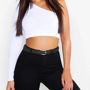 Vit enaxlad tröja  - Vit ribbad och croppad enaxlad tröja. Helt ny! Frakten ingår i priset🦋