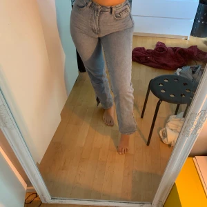 Skit snygga jeans - Säljer dessa jeansen då de va för små för mig, det är storlek 8 som mot svarar ca 38, jag är 167 o de är lite för korta för mig så passar perfekt för dig som är kortare!! Tänkte köra budgivning i en vecka börjar på 200🥰