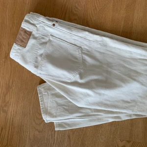 Weekday jeans - Nästintill oanvända weekday jeans säljs pga att de inte längre passar och söker där med en ny ägare , modell lash 