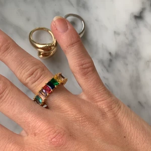 Rainbow ring - Cool ring med färgade stenar. Finns i storlek S/M. 90 kr ink frakt ❤️ Undvik kontakt med vatten för bästa varaktighet!