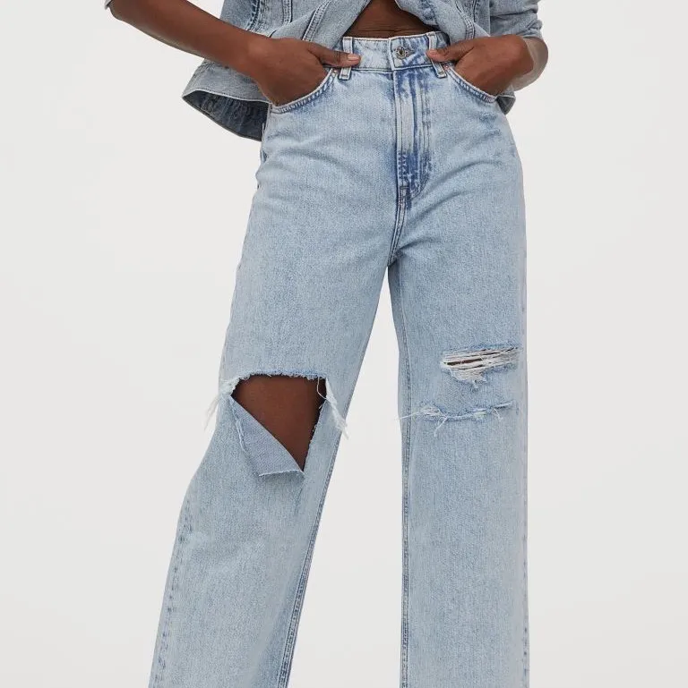 Intressekoll på dessa svin snygga slutsålda jeans från HM!! Använda en gång! Lägg ett bud om du är intresserad💖 hösta bud 410‼️‼️. Jeans & Byxor.