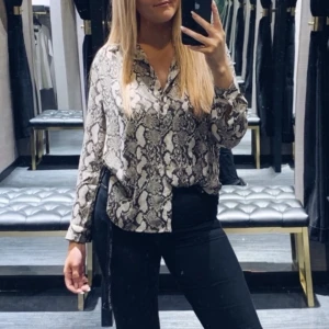 Skjorta  - Snygg imiterad ormskinns-skjorta med lös passform från H&M. Köptes för 299:-, säljes för 120:- 🌸