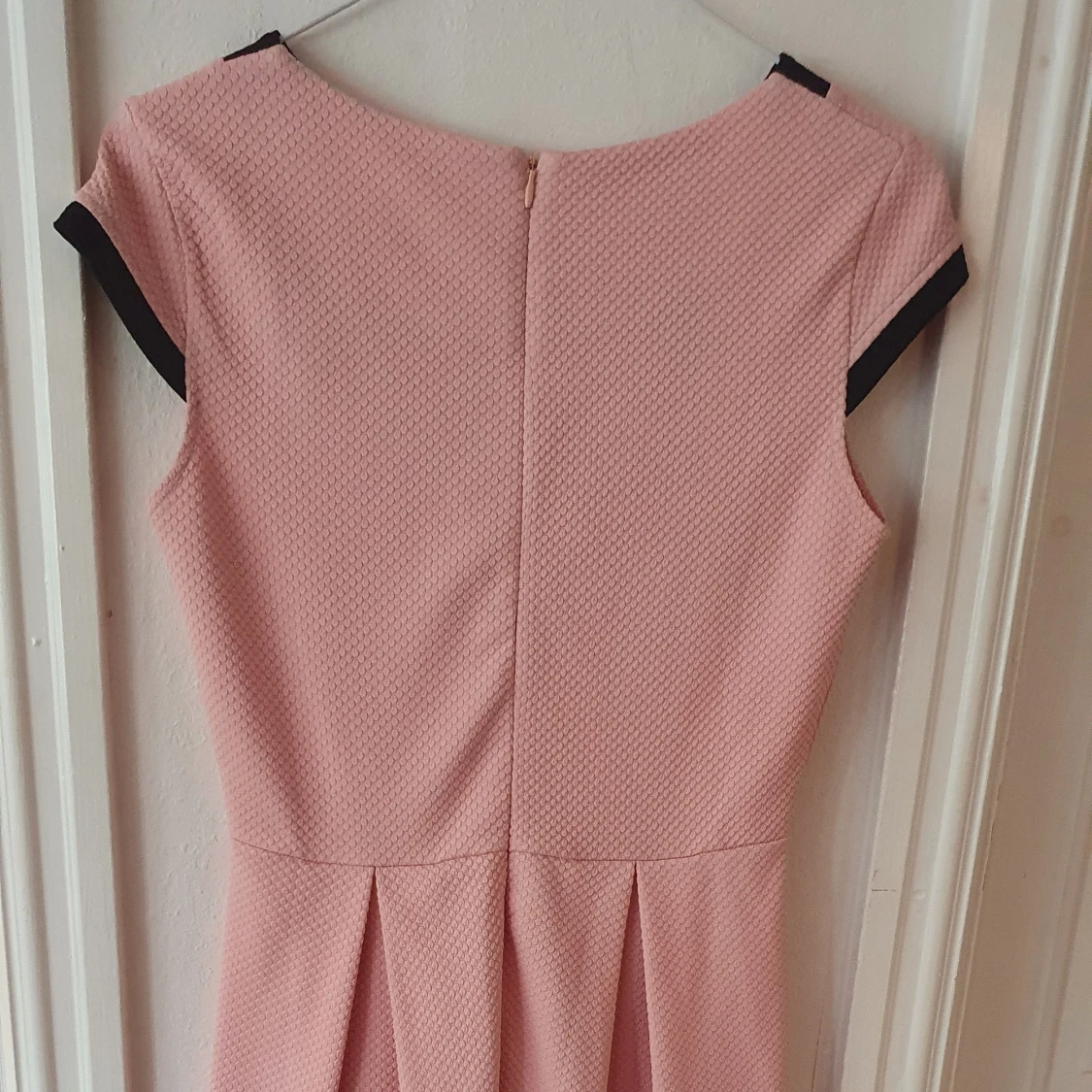 Rosa klänning med svarta detaljer - 90