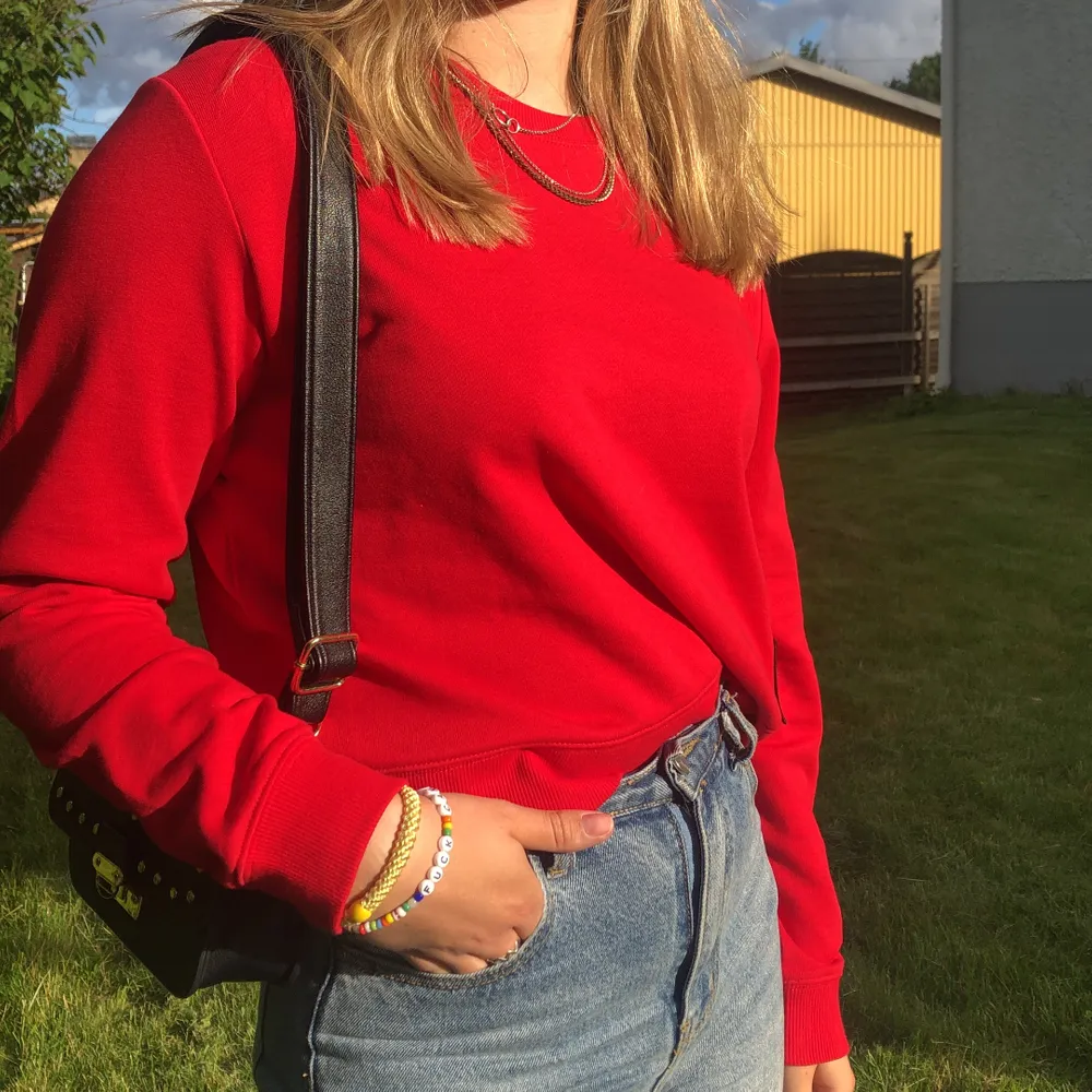 Snygg röd Sweatshirt från Calvin Klein med prislappen kvar, nypris 900 och jag säljer för 250. Tröjor & Koftor.