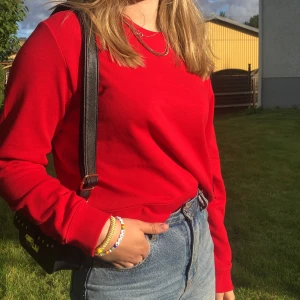 Röd Calvin Klein Sweatshirt - Snygg röd Sweatshirt från Calvin Klein med prislappen kvar, nypris 900 och jag säljer för 250