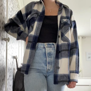 Populär jacka från Zara - Fin jacka från Zara i storlek S. Är oversized för mig som brukar ha S i kläder. Använd ett fåtal gånger. Priset kan diskuteras!