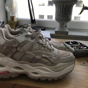 Buffaloes - Ett par beige/vita buffaloes helt oanvända! Köptes för 1200 säljer för 950! Priset kan diskuteras! 