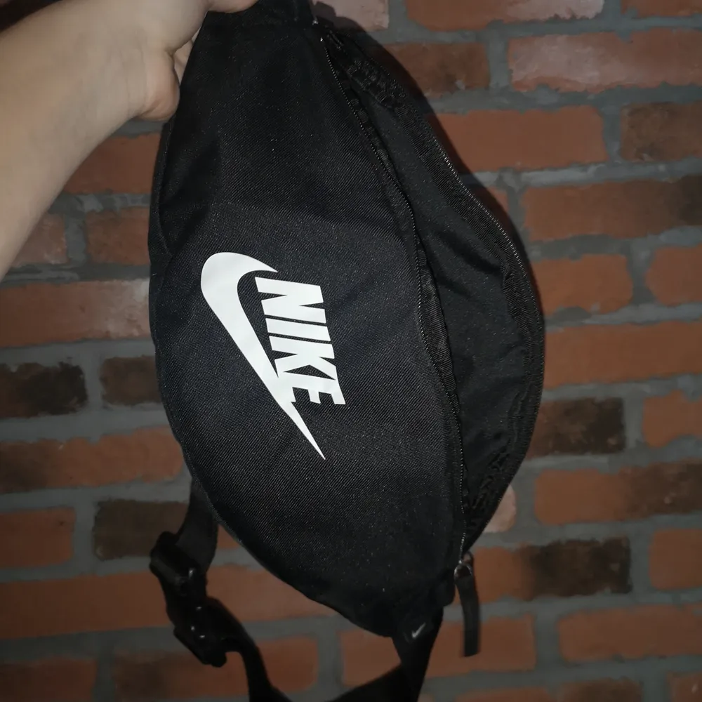 Nike väska, bumbag. Hade den på lollapalooza det är inte riktigt min stil och använder ändå bara ryggsäck. Men det är perfekt i storlek. Den ser ny ut. . Väskor.