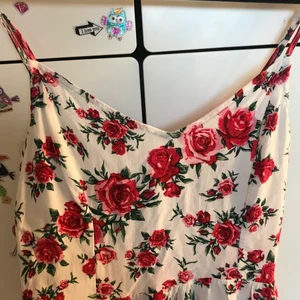 Klänning i blommor  - Fin vid klänning med rosa/röda blommor. Använd 1 gång.