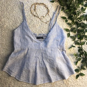 Brandy Melville topp  - I nyskick, storleken är onesize men passar mer xs. Kom med bud. Hämtas i Malmö annars står köparen för frakt. 