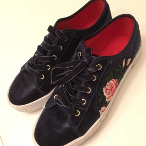 Sneakers - Sneakers i stl 38. Använda 1-2ggr