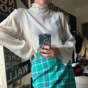 Weekday polo blus beige storlek S - Helt oanvänd poloblus från weekday. Vida långa ärmar och högre i halsen. Silkeslent matt tyg. Säljer den då jag tror att någon annan har mer lycka av den än jag själv. 