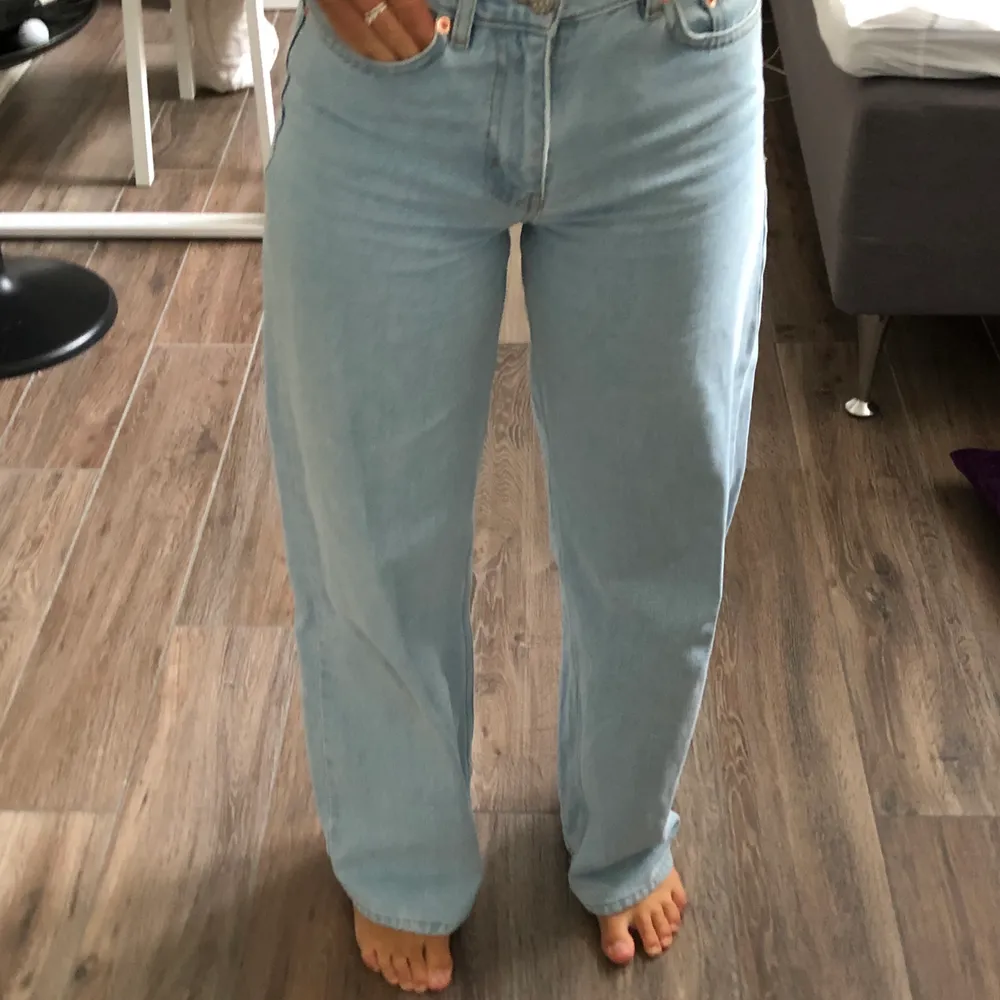 ”Miami blue Wide leg jeans” från yunkyard i storlek 25! Nästintill oanvända, jeansen är i perfekt skick. Det sitter som en smäck och är perfekt i längd och jag är ca 170 cm, fint att klippa om man är lite kortare. Nypris 500kr, budgivning från 300kr + lev. Jeans & Byxor.