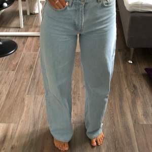 ”Miami blue Wide leg jeans” från yunkyard i storlek 25! Nästintill oanvända, jeansen är i perfekt skick. Det sitter som en smäck och är perfekt i längd och jag är ca 170 cm, fint att klippa om man är lite kortare. Nypris 500kr, budgivning från 300kr + lev