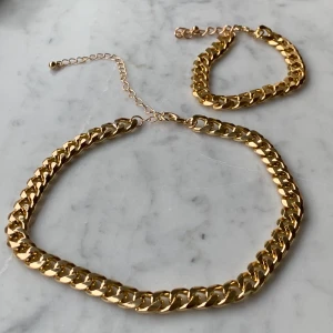Golden chain  - Guldig kedja i lätt metall. 90kr ink frakt❤️ Undvik kontakt med vatten för bästa varaktighet.