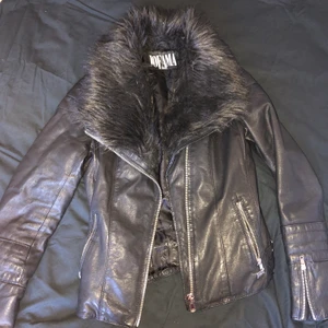 Jofama jacka by kenza - Jofama jacka by Kenza. Svart skinnjacka med päls och silver detaljer, storlek 36.
