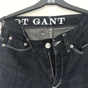 GANT Jeans - Fett snygga Gant jeans med svart brodering och sten på fickan och vita sömmar. Knappt använda. Pris kan diskuteras