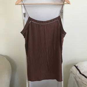 Mango linne strl M  - Ett snyggt men simpelt linne med tunna axelband från Mango i strl M🌟 Använd cirka 2-3 ggr så i väldigt bra skick! Köparen står för frakten (42kr) 