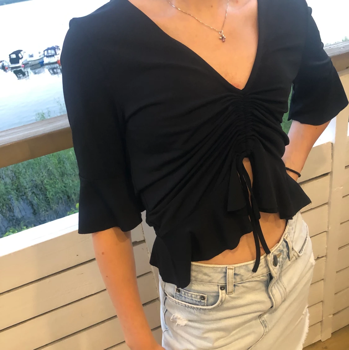 Svart croppad blus från Gina - 90