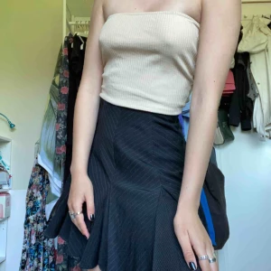  - En supergullig beige tube top från prettylittlething, köpt för två år sen kanske. Riktigt skönt material! Sitter som en smäck, skulle säga att den passar från S till en liten L då den är sjukt stretchig!